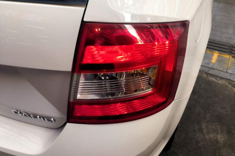 Used Skoda Rapid Spaceback 2019 Revised Version 1.5L Automatic Standard Edition China V Standard Right Rear Taillight