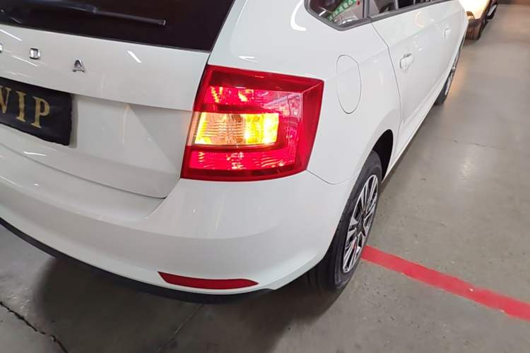 Used Skoda Rapid Spaceback 2019 Revised Version 1.5L Automatic Standard Edition China V Standard Right Rear Taillight