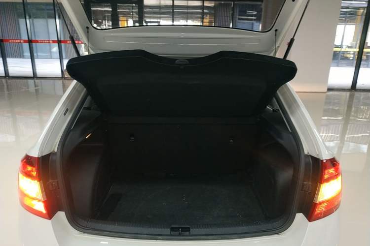 Used Skoda Rapid Spaceback 2019 Revised Version 1.5L Automatic Comfort Edition China V Standard Trunk