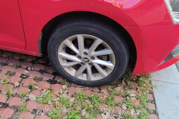 Used Skoda Rapid Spaceback 2020 1.5L Automatic Standard Edition Right Front Wheel Hub