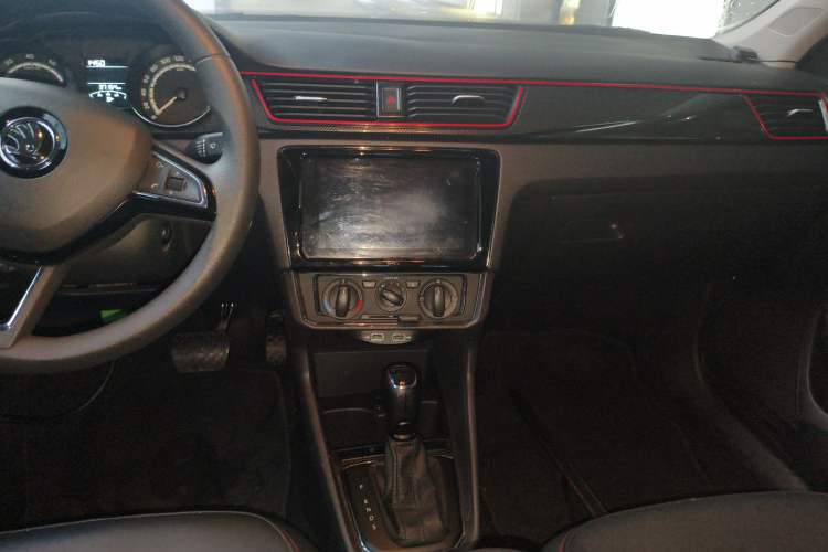Used Skoda Rapid Spaceback 2020 1.5L Automatic Comfort Edition Audio And AC Panel