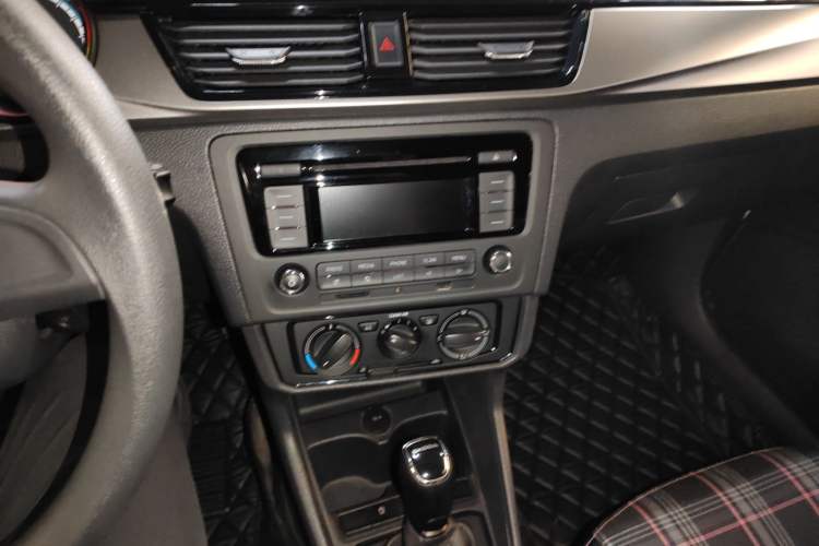 Used Skoda Rapid Spaceback 2020 1.5L Automatic Standard Edition Audio And AC Panel