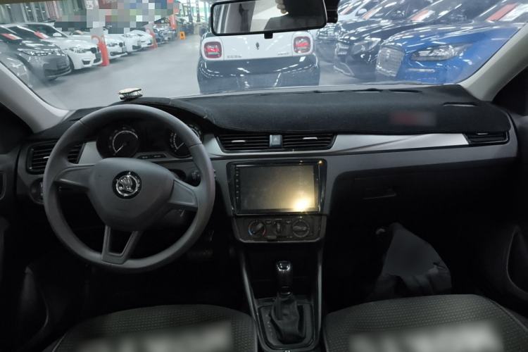 Used Skoda Rapid Spaceback 2020 1.5L Automatic Standard Edition Center Console