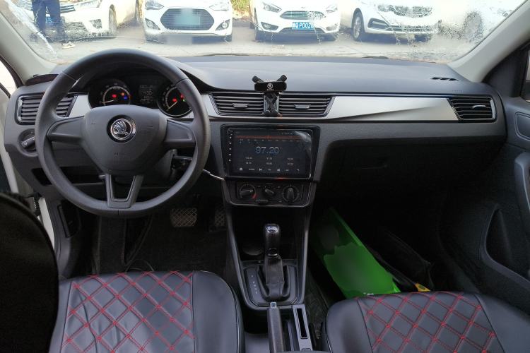 Used Skoda Rapid Spaceback 2020 1.5L Automatic Standard Edition Center Console