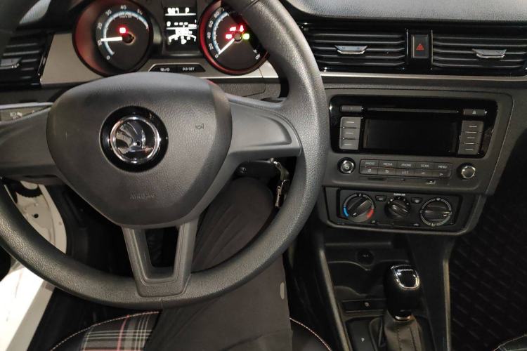 Used Skoda Rapid Spaceback 2020 1.5L Automatic Standard Edition Center Console