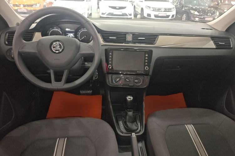 Used Skoda Rapid Spaceback 2020 1.5L Automatic Standard Edition Center Console