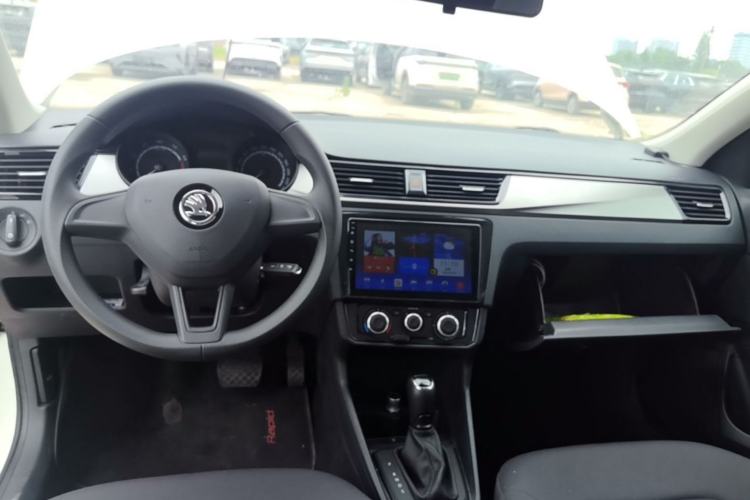 Used Skoda Rapid Spaceback 2020 1.5L Automatic Standard Edition Center Console