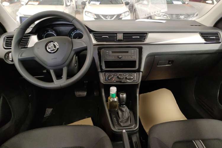 Used Skoda Rapid Spaceback 2020 1.5L Automatic Standard Edition Center Console