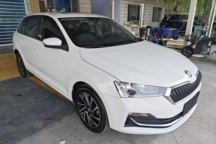 Used Skoda Rapid Spaceback 2020 1.5L Automatic Comfort Edition Front Right 45 Deg