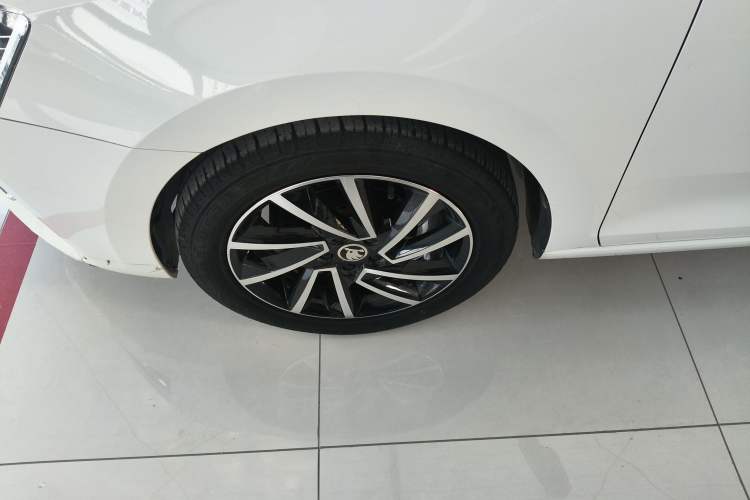Used Skoda Rapid Spaceback 2020 1.5L Automatic Comfort Edition Left Front Wheel Hub