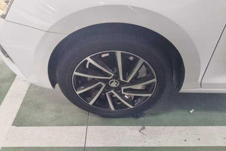 Used Skoda Rapid Spaceback 2020 1.5L Automatic Comfort Edition Left Front Wheel Hub