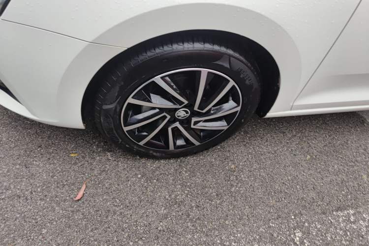 Used Skoda Rapid Spaceback 2020 1.5L Automatic Comfort Edition Left Front Wheel Hub