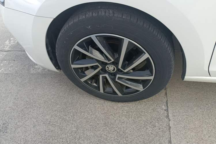 Used Skoda Rapid Spaceback 2020 1.5L Automatic Comfort Edition Left Front Wheel Hub