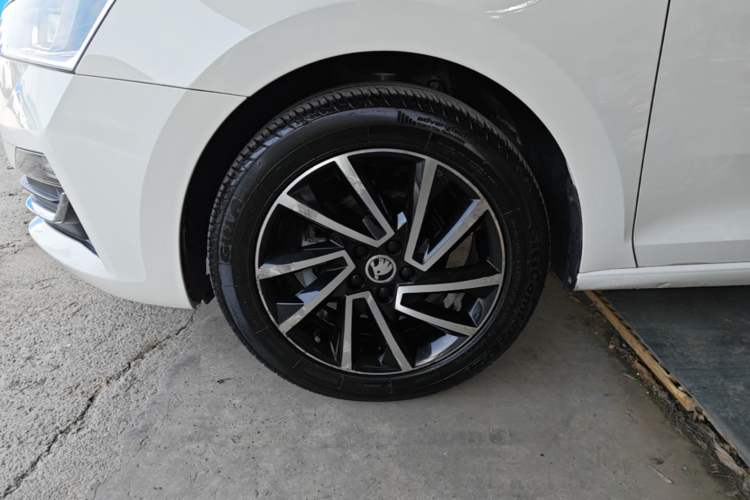 Used Skoda Rapid Spaceback 2020 1.5L Automatic Comfort Edition Left Front Wheel Hub