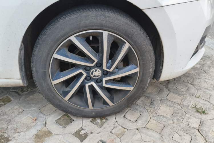 Used Skoda Rapid Spaceback 2020 1.5L Automatic Comfort Edition Right Front Wheel Hub