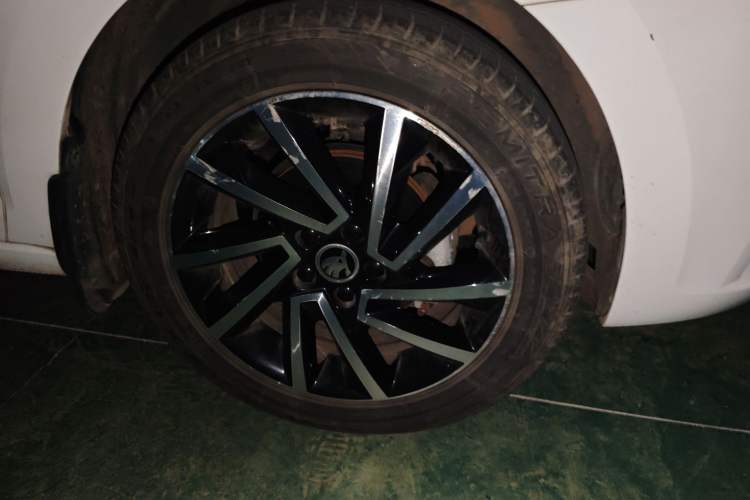 Used Skoda Rapid Spaceback 2020 1.5L Automatic Comfort Edition Right Front Wheel Hub