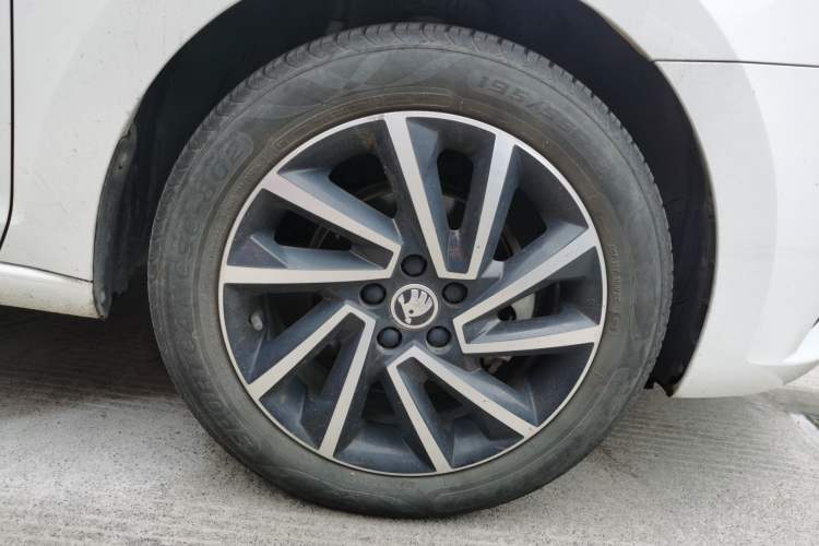 Used Skoda Rapid Spaceback 2020 1.5L Automatic Comfort Edition Right Front Wheel Hub