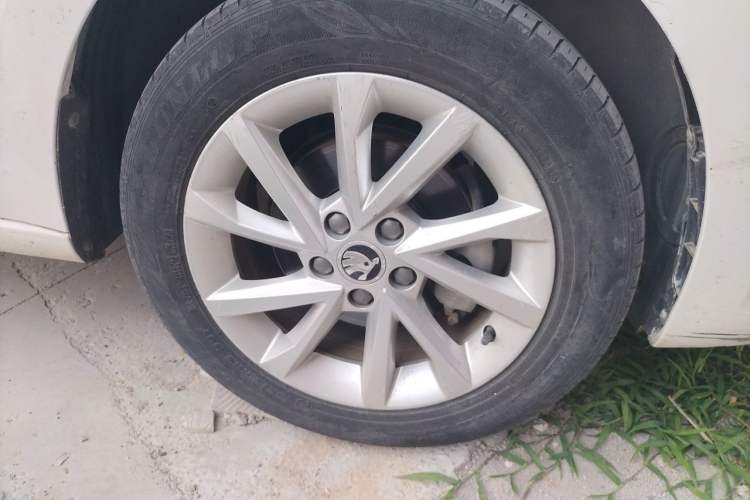 Used Skoda Rapid Spaceback 2020 1.5L Automatic Standard Edition Right Front Wheel Hub