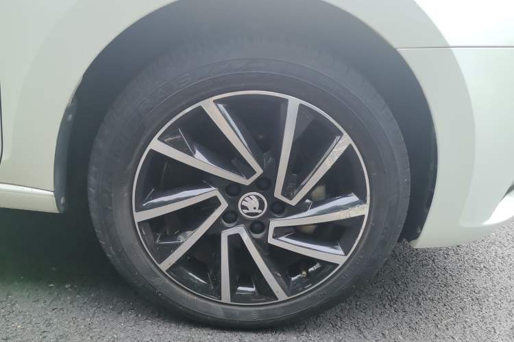 Used Skoda Rapid Spaceback 2020 1.5L Automatic Comfort Edition Right Front Wheel Hub