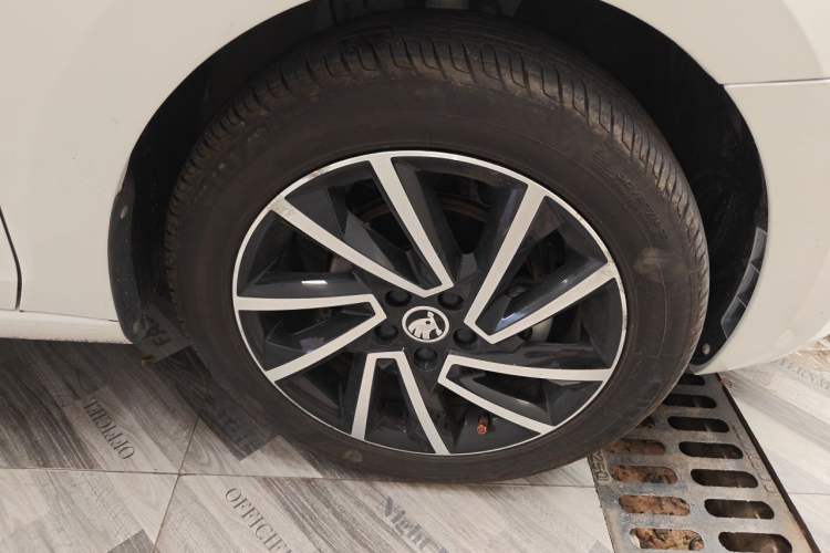 Used Skoda Rapid Spaceback 2020 1.5L Automatic Comfort Edition Right Front Wheel Hub