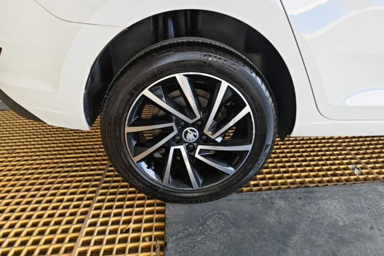 Used Skoda Rapid Spaceback 2020 1.5L Automatic Comfort Edition Right Rear Wheel Hub