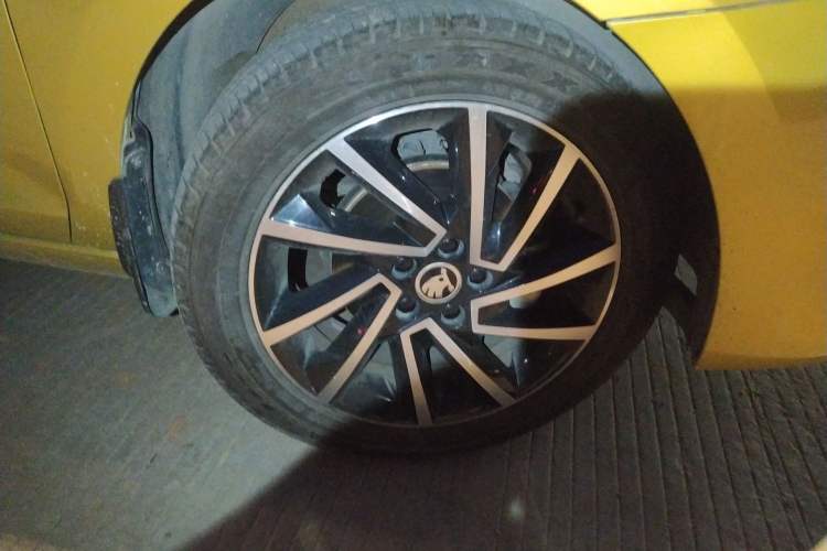 Used Skoda Rapid Spaceback 2020 1.5L Automatic Comfort Edition Right Front Wheel Hub