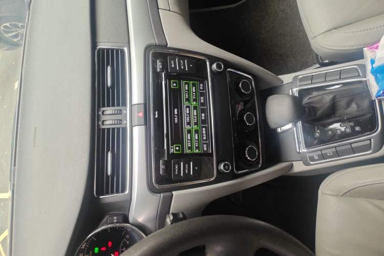 Used Skoda Superb 2009 1.8TSI Automatic Elegant Edition Audio And AC Panel
