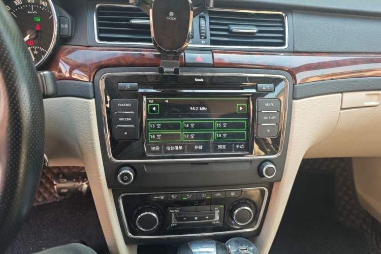 Used Skoda Superb 2009 1.8TSI Automatic Prestige Edition Audio And AC Panel