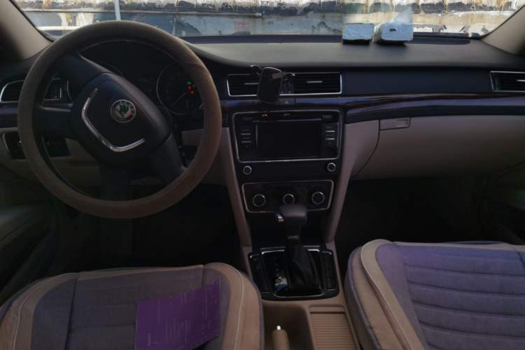 Used Skoda Superb 2009 1.8TSI Automatic Elegant Edition Center Console