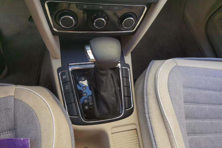 Used Skoda Superb 2009 1.8TSI Automatic Elegant Edition Gear Lever