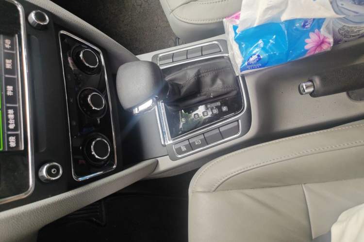 Used Skoda Superb 2009 1.8TSI Automatic Elegant Edition Gear Lever