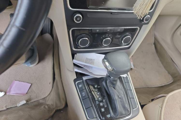 Used Skoda Superb 2009 1.8TSI Automatic Elegant Edition Gear Lever