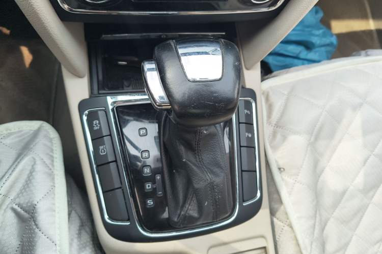 Used Skoda Superb 2009 1.8TSI Automatic Luxury Edition Gear Lever