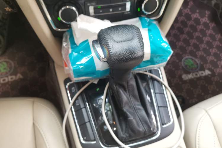 Used Skoda Superb 2009 1.8TSI Automatic Luxury Edition Gear Lever