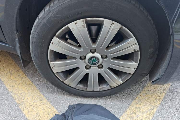 Used Skoda Superb 2009 1.8TSI Automatic Prestige Edition Right Front Wheel Hub