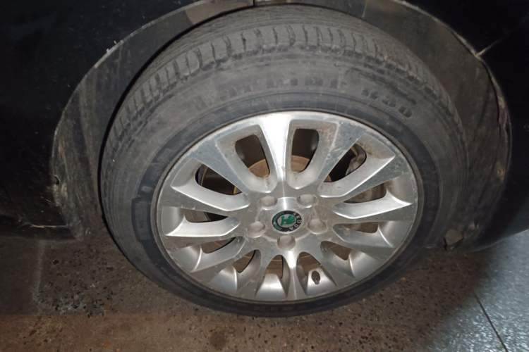 Used Skoda Superb 2009 1.8TSI Automatic Luxury Edition Right Front Wheel Hub