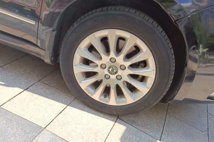 Used Skoda Superb 2009 2.0 TSI Automatic Luxury Edition Right Front Wheel Hub