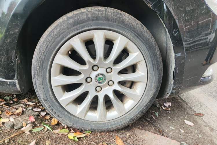 Used Skoda Superb 2009 2.0 TSI Automatic Luxury Edition Right Front Wheel Hub