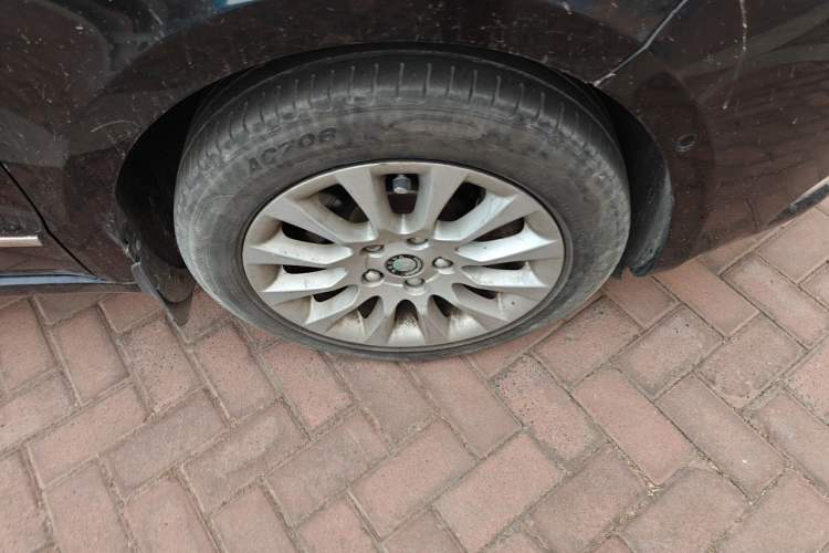 Used Skoda Superb 2009 2.0 TSI Automatic Luxury Edition Right Front Wheel Hub