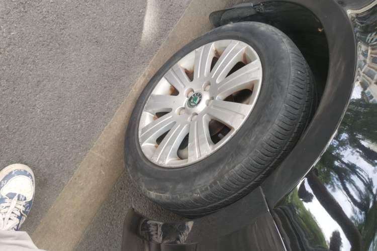 Used Skoda Superb 2009 1.8TSI Automatic Luxury Edition Right Front Wheel Hub