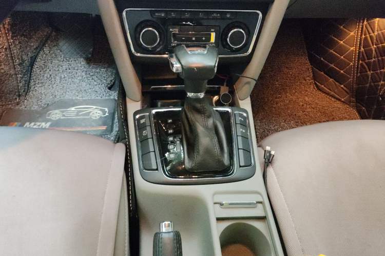 Used Skoda Superb 2009 1.8TSI Automatic Luxury Edition Gear Lever