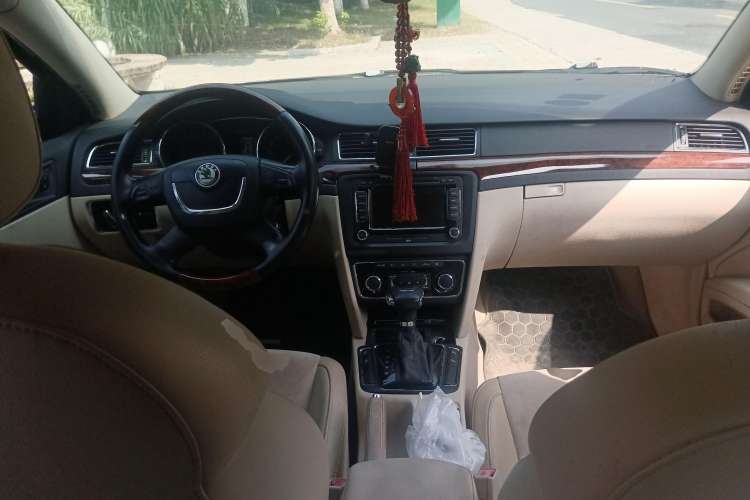 Used Skoda Superb 2009 2.0 TSI Automatic Luxury Edition Center Console