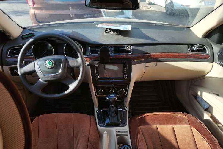 Used Skoda Superb 2009 1.8TSI Automatic Elegant Edition Center Console