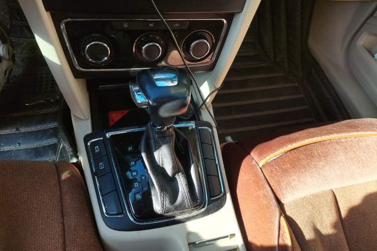 Used Skoda Superb 2009 1.8TSI Automatic Elegant Edition Gear Lever