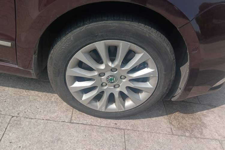 Used Skoda Superb 2009 2.0 TSI Automatic Luxury Edition Right Front Wheel Hub