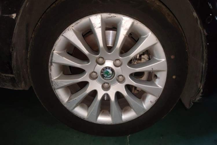 Used Skoda Superb 2009 1.8TSI Automatic Luxury Edition Right Front Wheel Hub