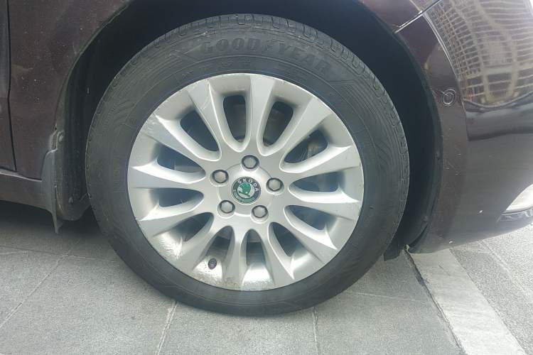 Used Skoda Superb 2009 1.8TSI Automatic Luxury Edition Right Front Wheel Hub