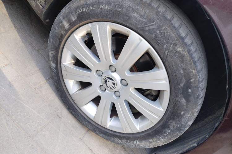 Used Skoda Superb 2009 1.8TSI Automatic Prestige Edition Right Front Wheel Hub