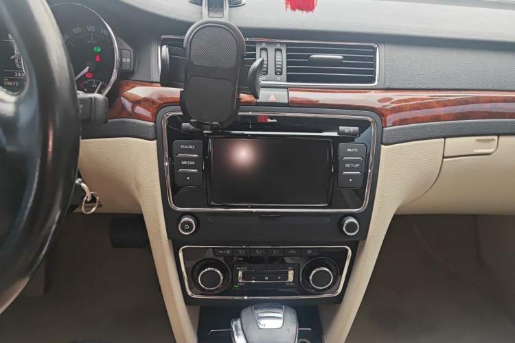 Used Skoda Superb 2009 1.8TSI Automatic Elegant Edition Audio And AC Panel