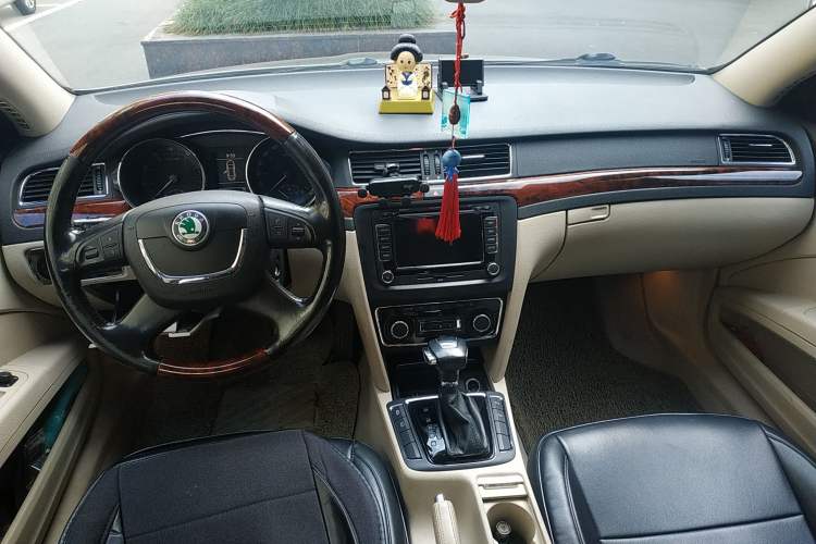 Used Skoda Superb 2009 1.8TSI Automatic Luxury Edition Center Console